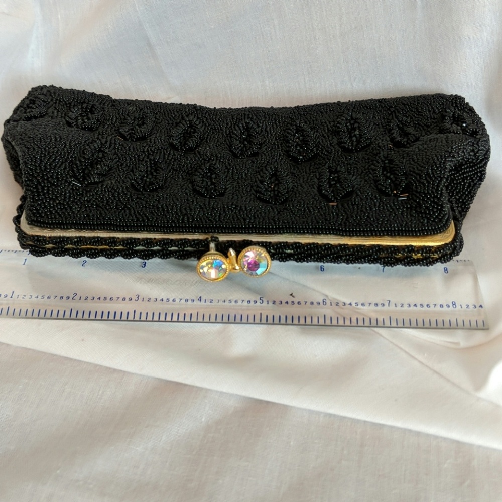 Vintage beaded clamshell purse. Black.